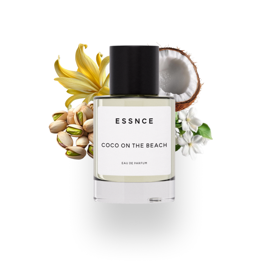 En flaska ESSNCE Coco on the beach Eau de Parfum visas med en svart kork och en vit etikett. Bakom flaskan finns ingredienser som kokos, ylang ylang, jasmin och pistage.