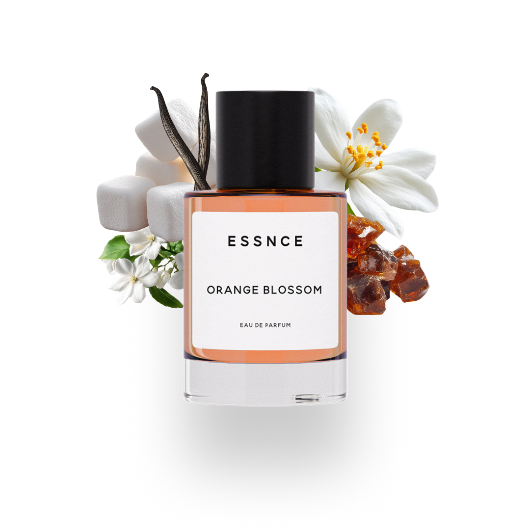 En flaska ESSNCE Orange blossom Eau de Parfum visas med en svart kork och en vit etikett. Bakom flaskan finns ingredienser som apelsinblomma, jasmin, amber, vanilj och marshmallows.